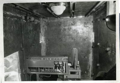 Внутри бункера - пульт управления тепловозом, слева входной люк, вдали по углам - смотровые амбразуры
