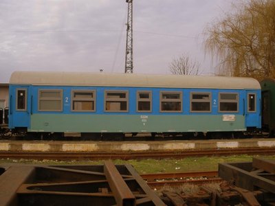 A_blue_modernizied_narrow_gauge_passenger_car_28_02_2010.jpg