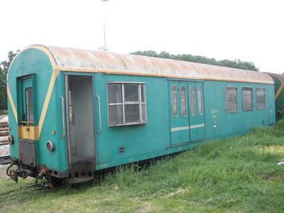 A_mail_car_for_760_mm_standing_on_narrow_gauge_station.jpg