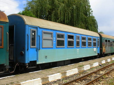 A_modernizied_blue_narrow_gauge_passenger_car_23_05_2010.jpg