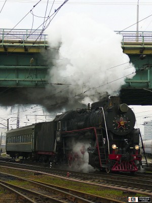 Л-2055 с ретро-поездом отправляется с Пригородного вокзала, ст. Ростов-Главный.jpg