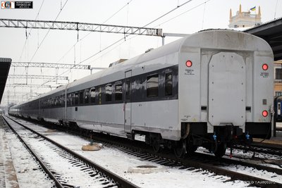 Поезд постоянного формирования на станции Харьков-Пассажирский.