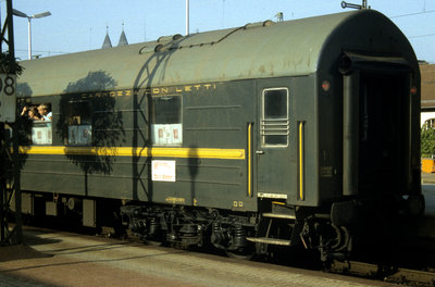 Auf der Durchfahrt mit Halt Freiburg Hauptbahnhof. Russischer Schlafwagen als Kurswagen zwischen Basel und Moskau (Moskau – Geneve Aeroport).jpg