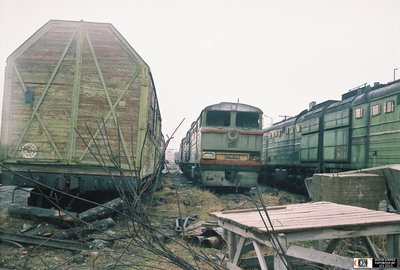 Тепловоз 2ТЭ10В-3320 в локомотивном депо Печора.jpg
