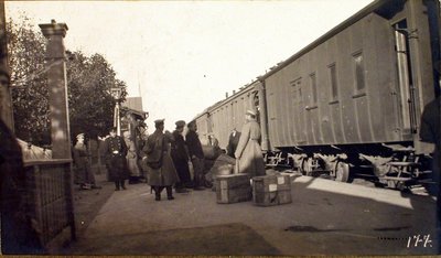 41. Нижние чины полевой почтовой конторы у ящиков с прибывший на станцию почтой.jpg