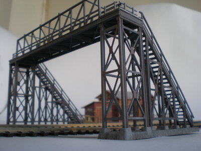 Этим летом собрал вот такой пешеходный мост из Фаллера. Не для макета - просто так, красивый:) Окраска - аэром, эмаль Тамии.