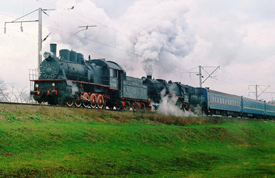 Эм721-68+ТЭ-322, Тихорецк-Кореновск, 2002 год.jpg