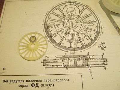 Изготовление модели  центра ведущей оси. Чертеж нашелся только для Феди, так что сделал по аналогии. Приклеена шайба, пришлось ее немного подточить.