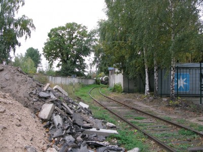 Продолжение той-же ветки с S образными кривыми,втиснутой между заборами.