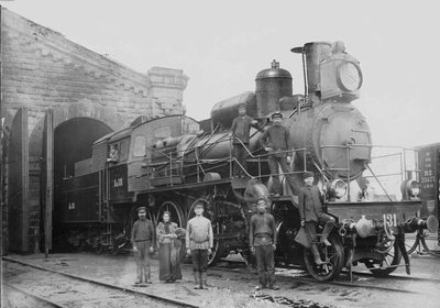 Паровозники депо Златоуст у паровоза Аб.131, 1911.JPG