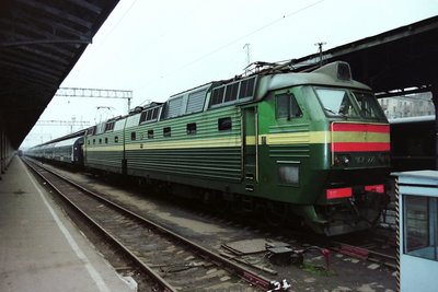 RZD ChS7-221 with train No.10 «Polonez» from Warsaw at Moscow Belorusskaya station (14-11-1996).jpg