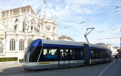 P1370196 Caen. Tram on tyres 18.9.14.JPG