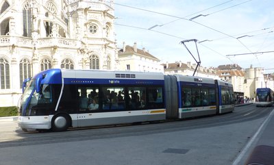 P1370198 Caen. Tram on tyres 18.9.14.JPG