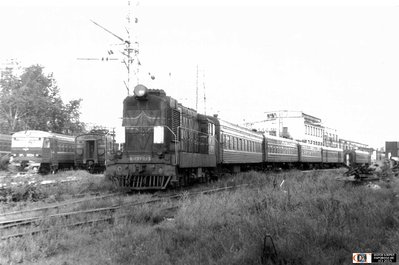 Тепловоз ВМЭ1-193 и электропоезд ЭР2-3034 возле вагонного депо Рига.jpg