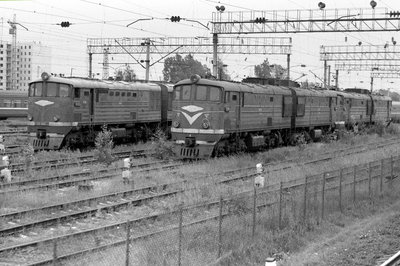 Тепловоз ТЭ3-6682 в локомотивном депо Барановичи, Брестская область (4 июня 1990 года).jpg