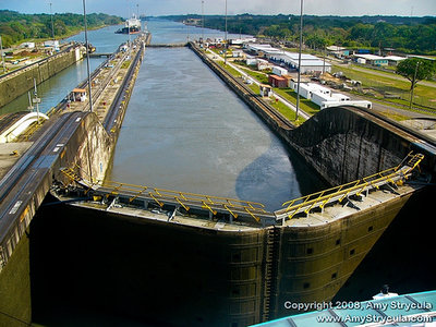 Panama_Canal_mule_08.jpg