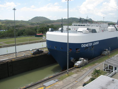 Panama_Canal_mule_06.jpg