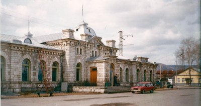 Со стороны привокзальной площади.