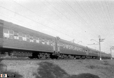 Поезд Москва - Ленинград составленный из вагонов завода Гоша, Новгородская область (1980-е годы).jpg