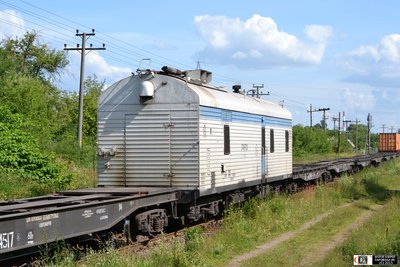 Агрегатный вагон ЛГ рефконтейнерного сцепа в составе грузового поезда, ст. Клайпеда, Литва<br />Автор: Эймантас | Фото сделано 30.VI.2011