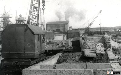 Железнодорожный кран КДВ15-173 на строительстве бытового корпуса в ТЧ Орск.jpg