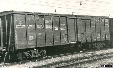Крытый товарный вагон в составе грузового поезда на ст. Курган.jpg