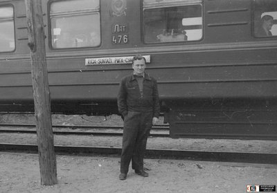 Фотограф Алфредс Круминьш на фоне вагона поезда Рига - Сунтажи, Латвия<br />Автор: arturo39 (колл.) | Фото сделано VII.1958