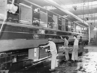 VEB Waggonbau Ammendorf:Arbeiter bei der Lackierarbeit an einemWaggon- Januar 1959<br />Credit: ullstein bild / Contributor