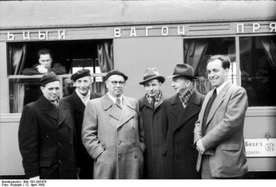 Bundesarchiv_Bild_183-S95476,_Abreise_Lothar_Bolz_mit_Architekten_nach_Moskau.jpg