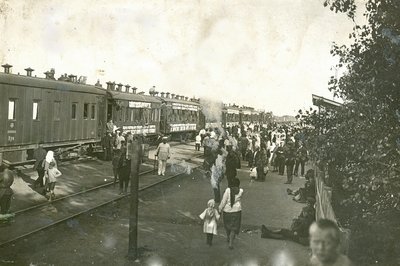 Первый поезд до ст. Магнитогорск перед отправлением со ст. Троицк, июнь 1929 года.<br />Из коллекции Егора Казакова.