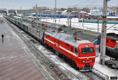 Электровоз ЭП2К-070 с поездом №55 &quot;Енисей&quot; Красноярск - Москва на станции Омск-Пассажирский, Омская обл.<br />Автор: Гольбрайхт М. | Фото сделано 6.II.2016