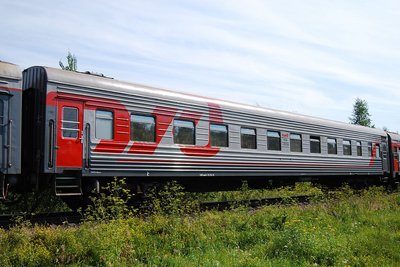 Вагон 004 12056 в составе поезда 663Р Москва — Псков на перегоне Кеб - Березки, 14.VII.2014. Автор: Юрий Киселёв.