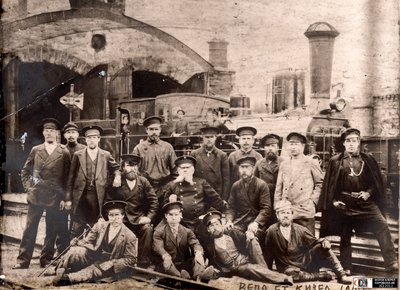 Рабочие депо Кизел на фоне паровоза серии Б завода Кесслер, бывшей УГЖД.