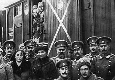 Николаевская группа офицеров и солдат с родственниками на вокзале перед отправкой в действующую армию. Петроград. 1916__.jpg