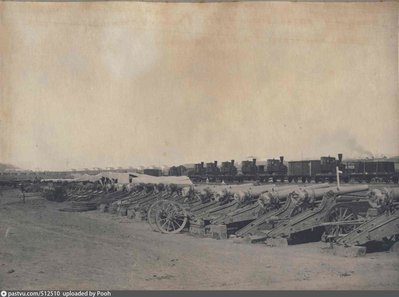 1909, разъезд Первая речка, пушки, узкоколейные паровозы на платформах.jpg