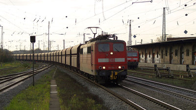 151 104 um den schweren Erzleerpark von Salzgitter-Peine nach Hamburg Hansaport zu schleppen. Lüneburg, 2. Dezember 2006.jpg