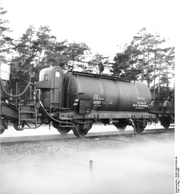 Bundesarchiv_RH8II_Bild-B1942-44,_Peenemünde,_Gütertransport.jpg