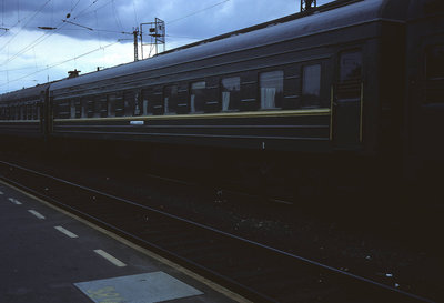 Плацкартный вагон пр-ва ПНР в составе поезда Брест - Эрфурт на станции Веймар, Германия (1991-й год).jpg
