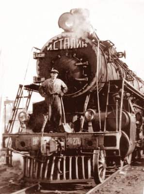 ИС20-274, на буферном брусе кочегар Гончаров В.П., Ростовское локомотивное депо, 1961 г..jpg