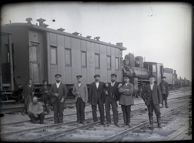 Служащие железнодорожных мастерских на ст. Челябинск, 1900-е.