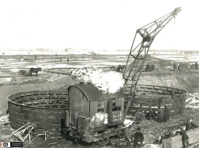Паровой железнодорожный кран DEMAG на строительстве Магнитогорского металлургического комбината.jpg