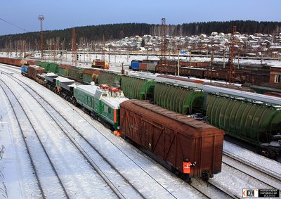 Тяговый агрегат ПЭ2У-157 и думпкары №339, №340, ст. Свердловск-Сортировочный.jpg