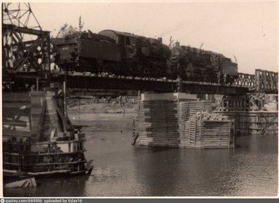 Восстановление Литерного моста немцами, 1942 год (11) - испытание центральных пролетов моста немецкими паровозами.jpg