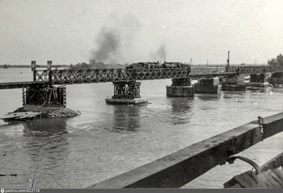 Восстановление Литерного моста немцами, 1942 год (12) - испытание центральных пролетов моста немецкими паровозами.jpg