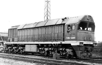 Тепловоз ТЭ114-0069 ст. Пикалёво-1, апрель 1983г., фото Павел Чилин.jpg