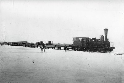 Поезд, груженный рельсами, пересекает Иртыш по временной ветке на льду. 1895.