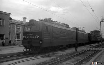 Электровоз Э13-001 на ст. Пермь-II заходит под пассажирский поезд.jpg