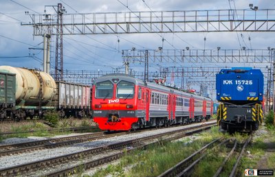 Электропоезд ЭД9М-0163, перегоняемый с Красноярского ЭВРЗ, станция Челябинск-Главный.jpg