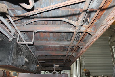 Вид от середины вагона, хорошо видно боковой швеллер №18, а шкворневая балка из №16 с усилением листом 10 мм с верху и с низу