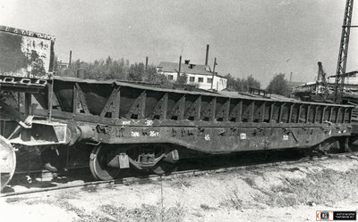 Платформа для перевозки легковесного железного лома с кузовом конструкции вагонной службы ММК, Магнитогорский металлургический комбинат.jpg